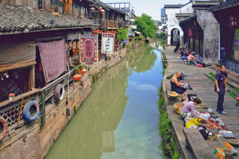 上海一无业研究生偷换菜市场商家二维码以获利，他将受到怎样的惩罚？